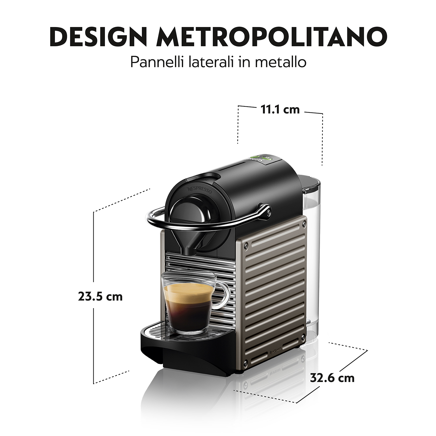 Macchina Nespresso nera con pannelli metallici, una tazza di caffè, con dimensioni.
