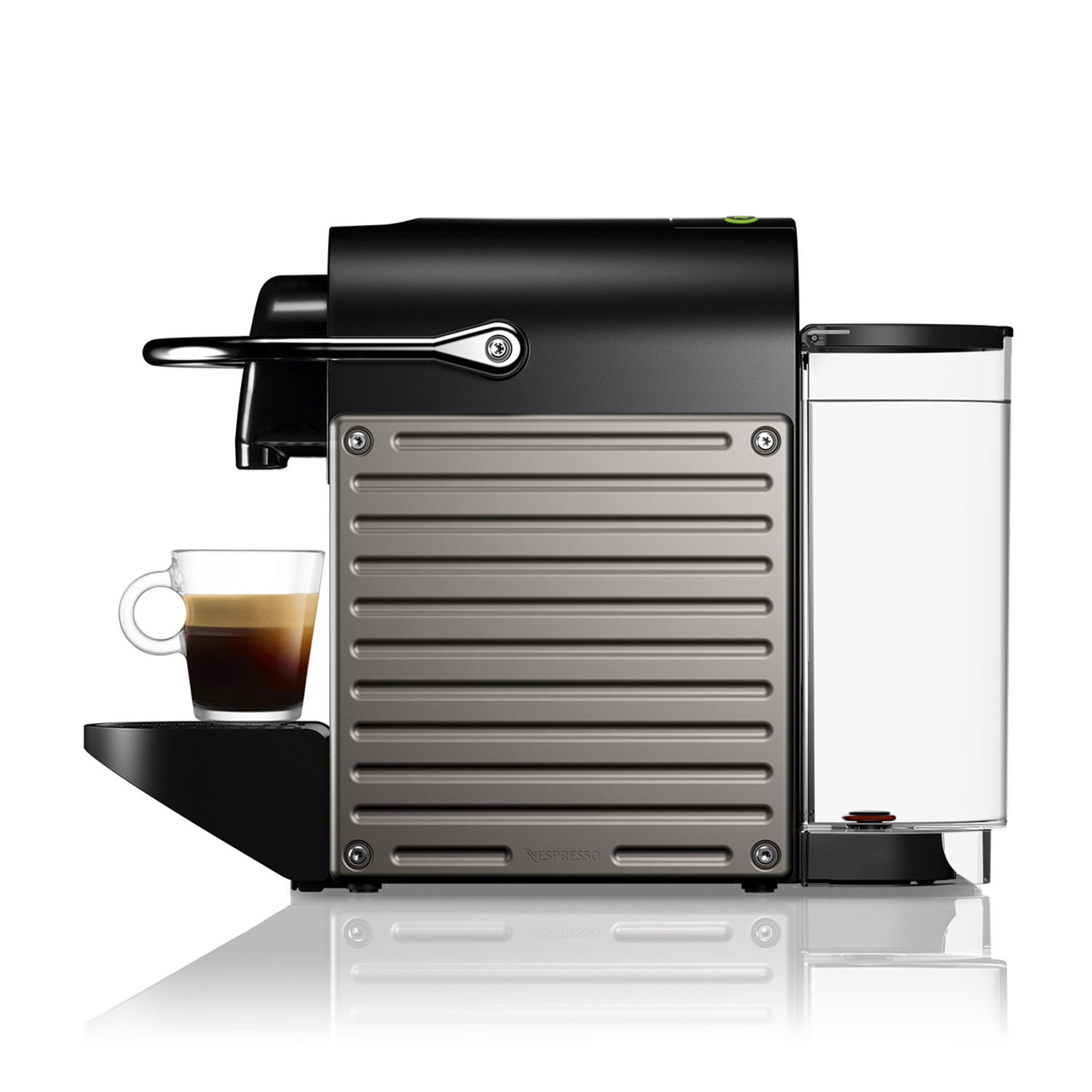 Macchina da caffè Nespresso. Design nero e argento, con un bicchiere di caffè. Sfondo bianco.