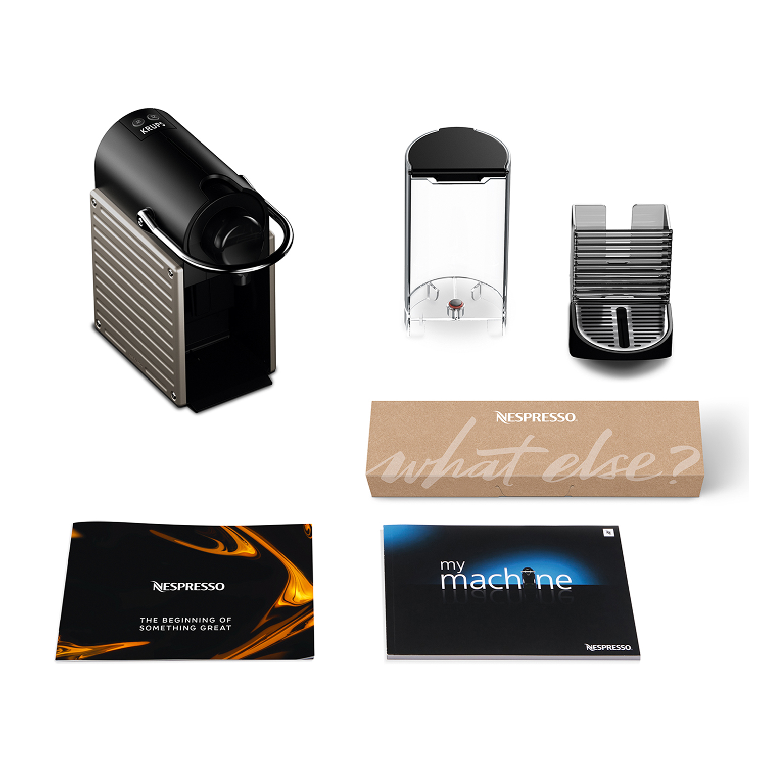 Macchina da caffè Nespresso Krups con accessori. Oggetti multipli su una superficie bianca.