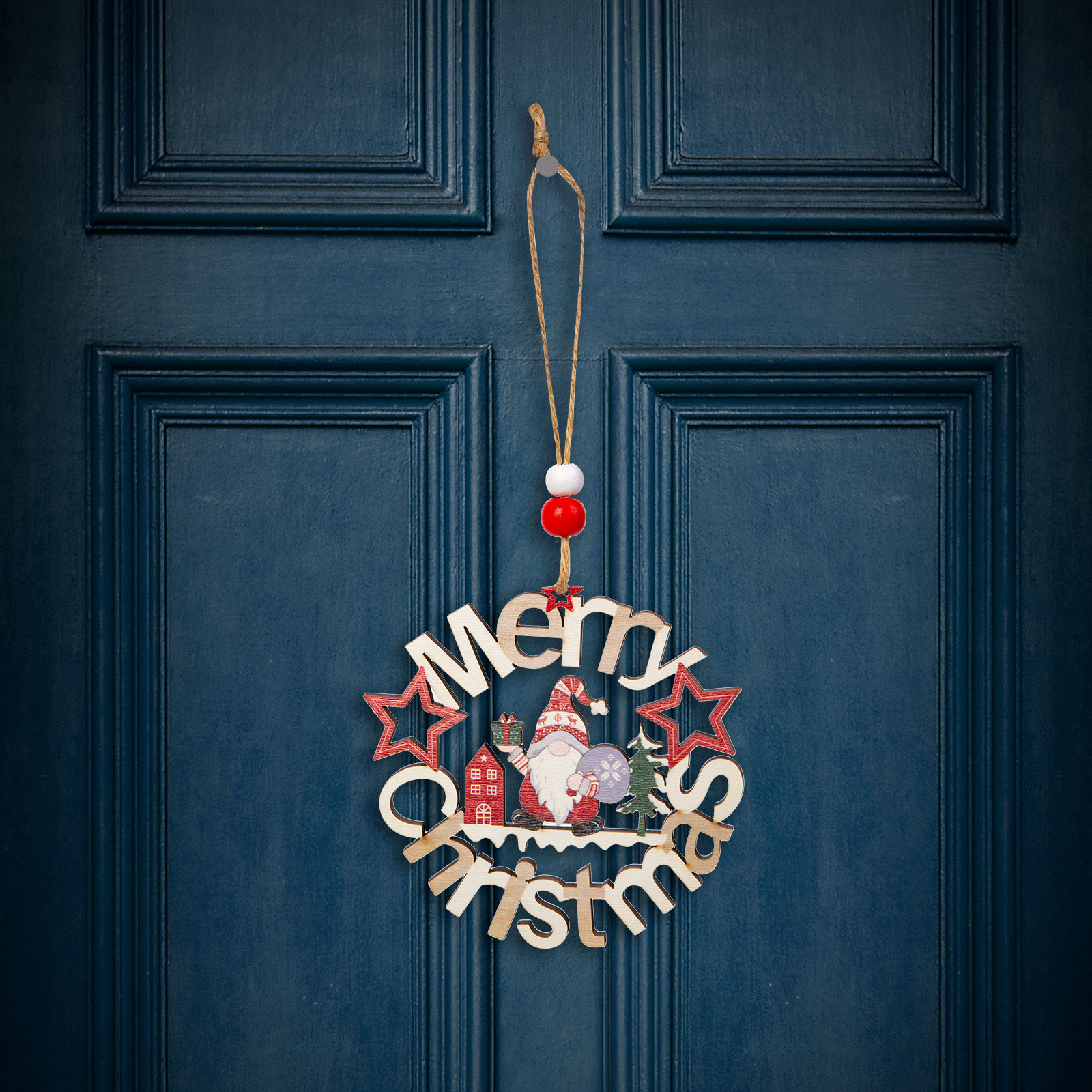 Fa karácsonyi koszorú 'Merry Christmas' felirattal és Mikulás illusztrációval, kék ajtón lóg.