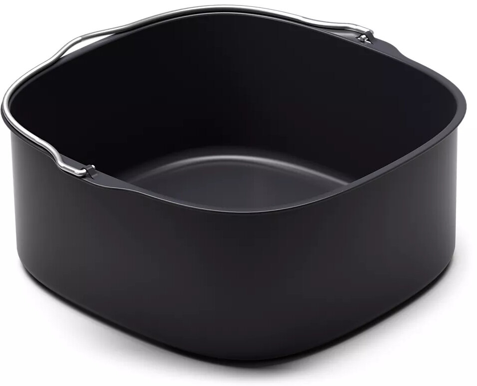 Czarny kosz do frytkownicy powietrznej ze srebrnym uchwytem. Kosz jest pusty i leży na białej powierzchni.