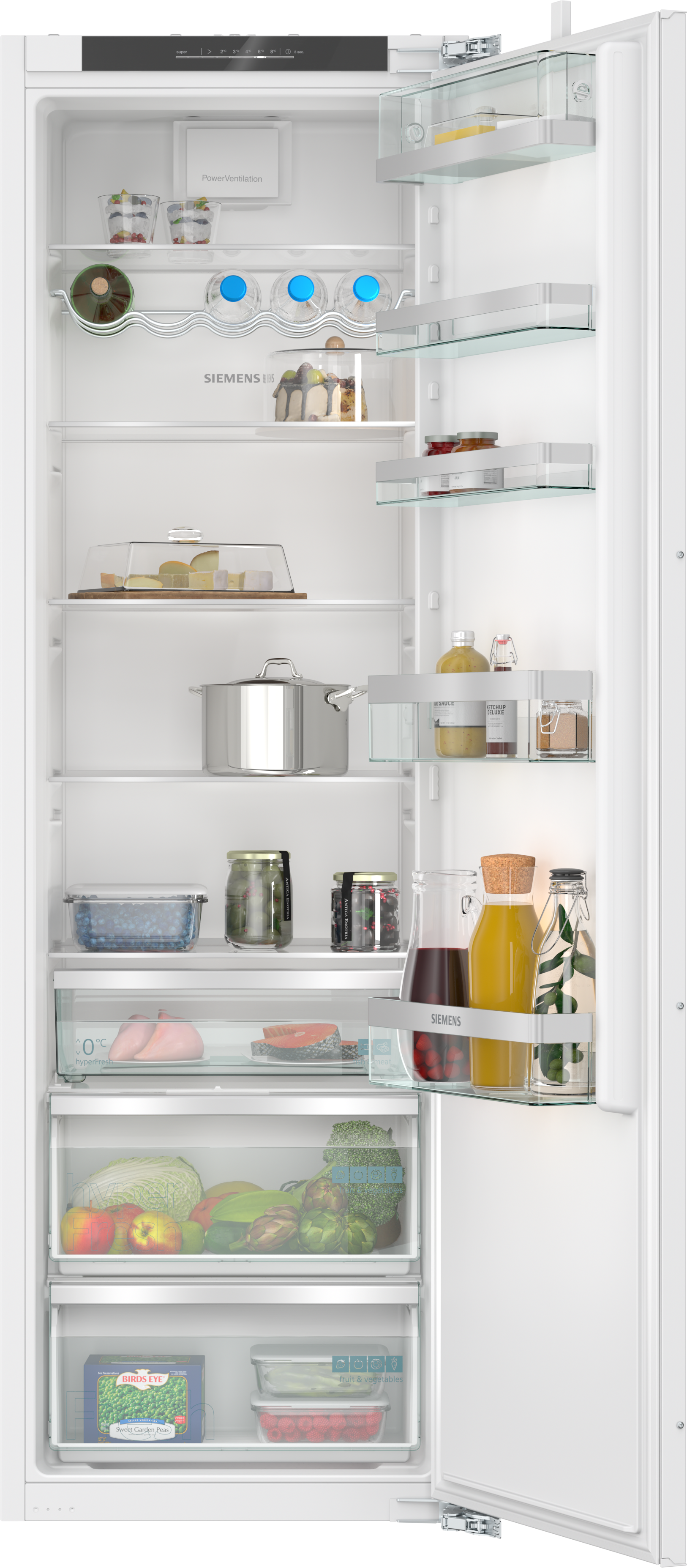 Offener weißer Kühlschrank mit verschiedenen Lebensmitteln auf Regalen und Schubladen sichtbar.