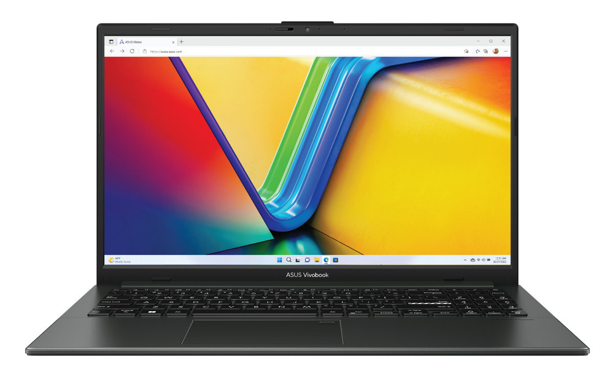 Otwarty laptop, szary, na białym tle, wyświetlający kolorową stronę internetową.