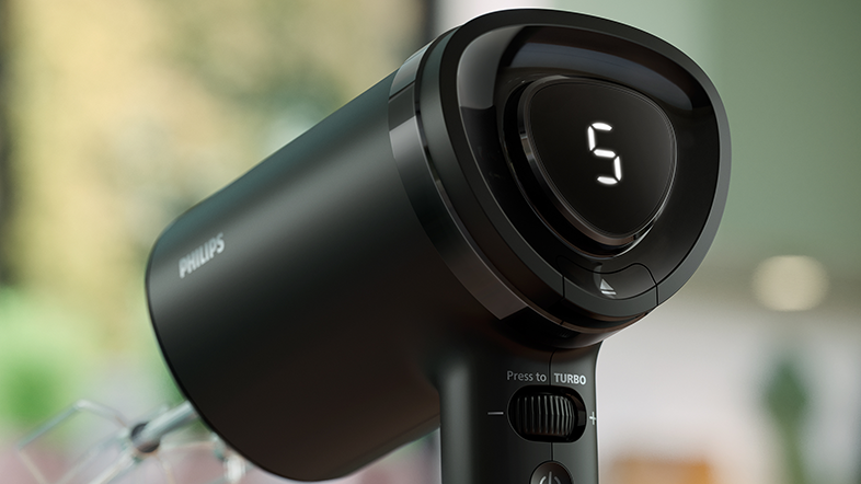 Egy fekete Philips kézi mixer, amelyen a 5-ös szám látható a digitális kijelzőn.