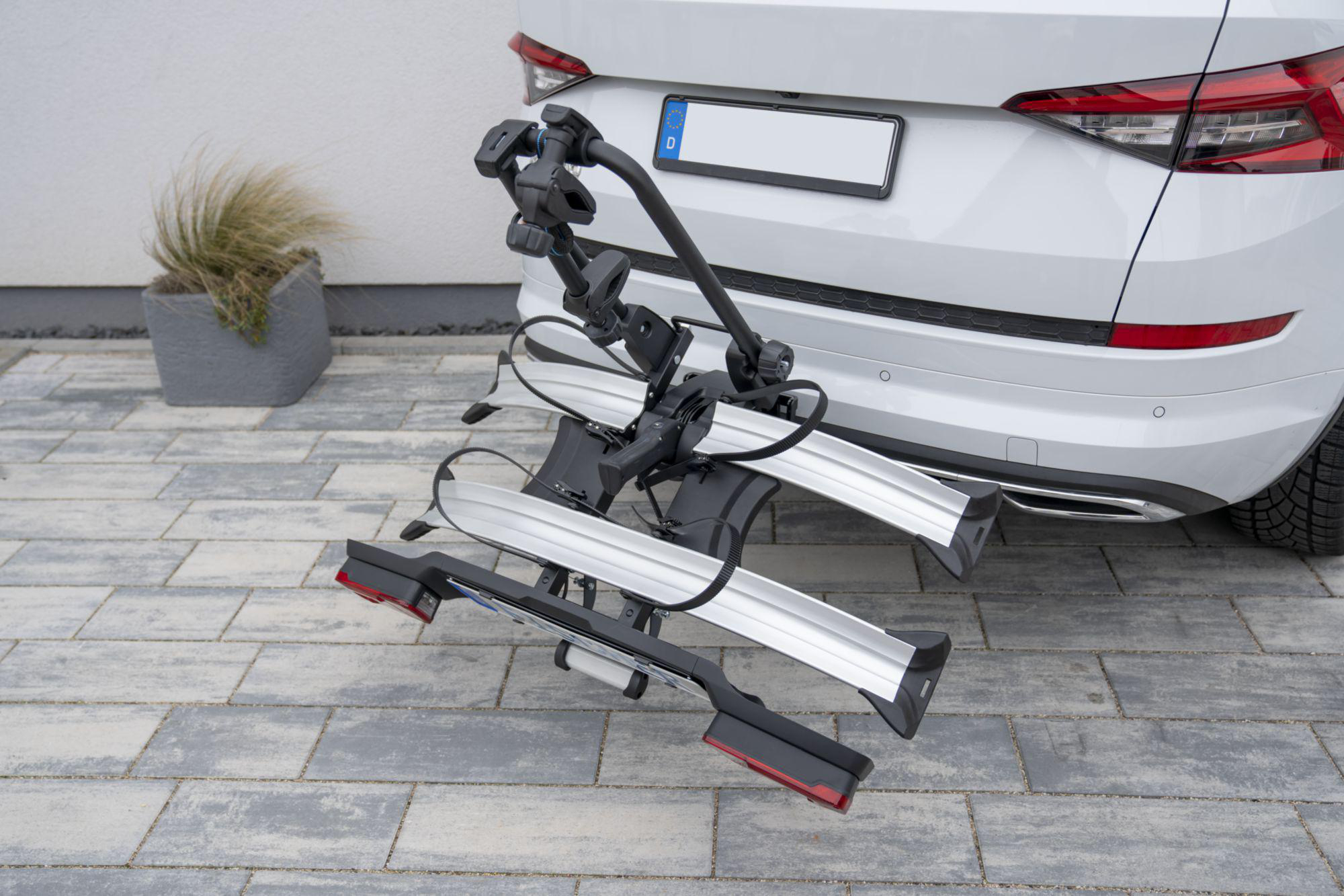 Auto mit Fahrradträger hinten. Zwei Fahrräder sind auf dem Träger montiert.