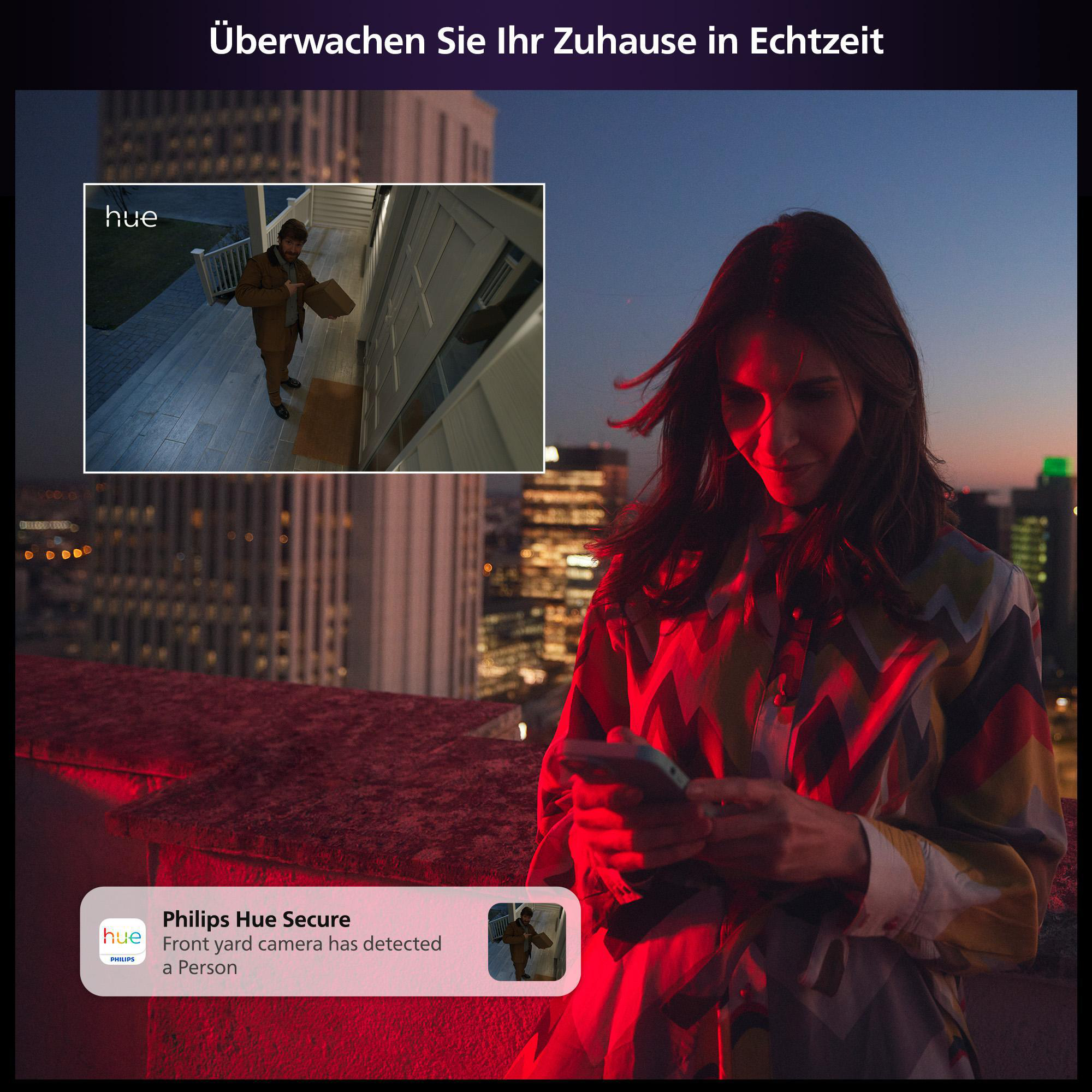 Eine Frau auf einem Dach, die ihr Telefon benutzt, während ein Video-Feed einen Mann an ihrem Haus zeigt.