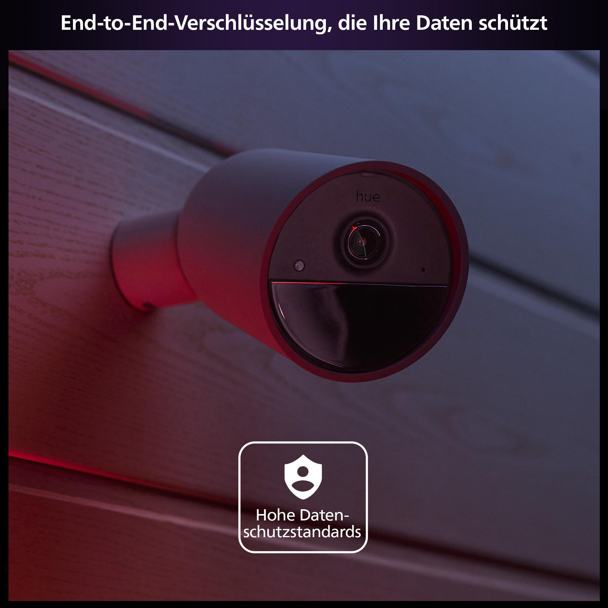 Sicherheitskamera an Holzverkleidung montiert. Produktname sichtbar. Text über Datenschutz vorhanden.