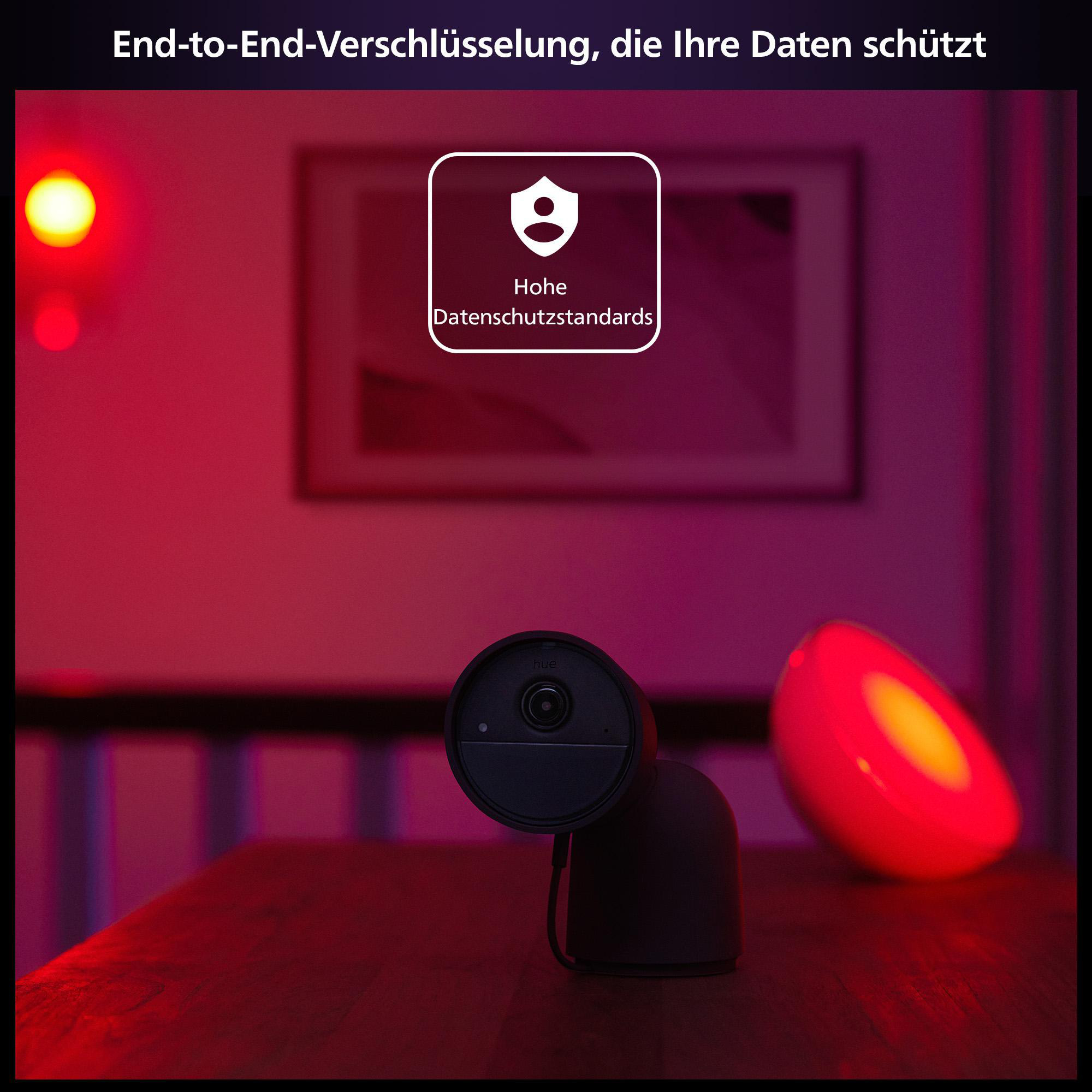 Eine Überwachungskamera und eine rot leuchtende Lampe, mit Text zum Datenschutz.
