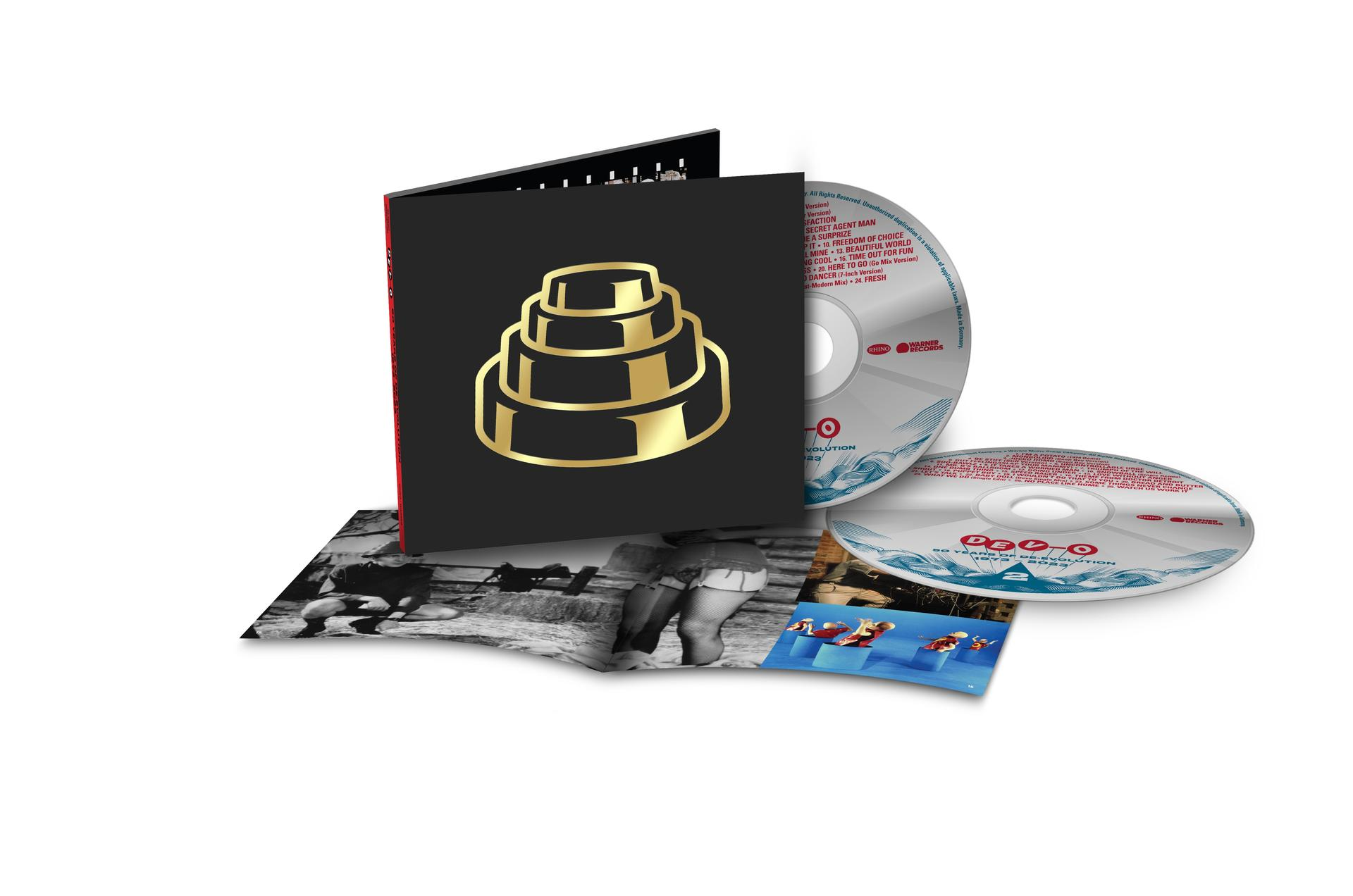 Album borító arany réteges dizájnnal, CD-kkel és fotókkal. Fekete-fehér fotók emberekről. A CD-ken a zenekar logója látható.