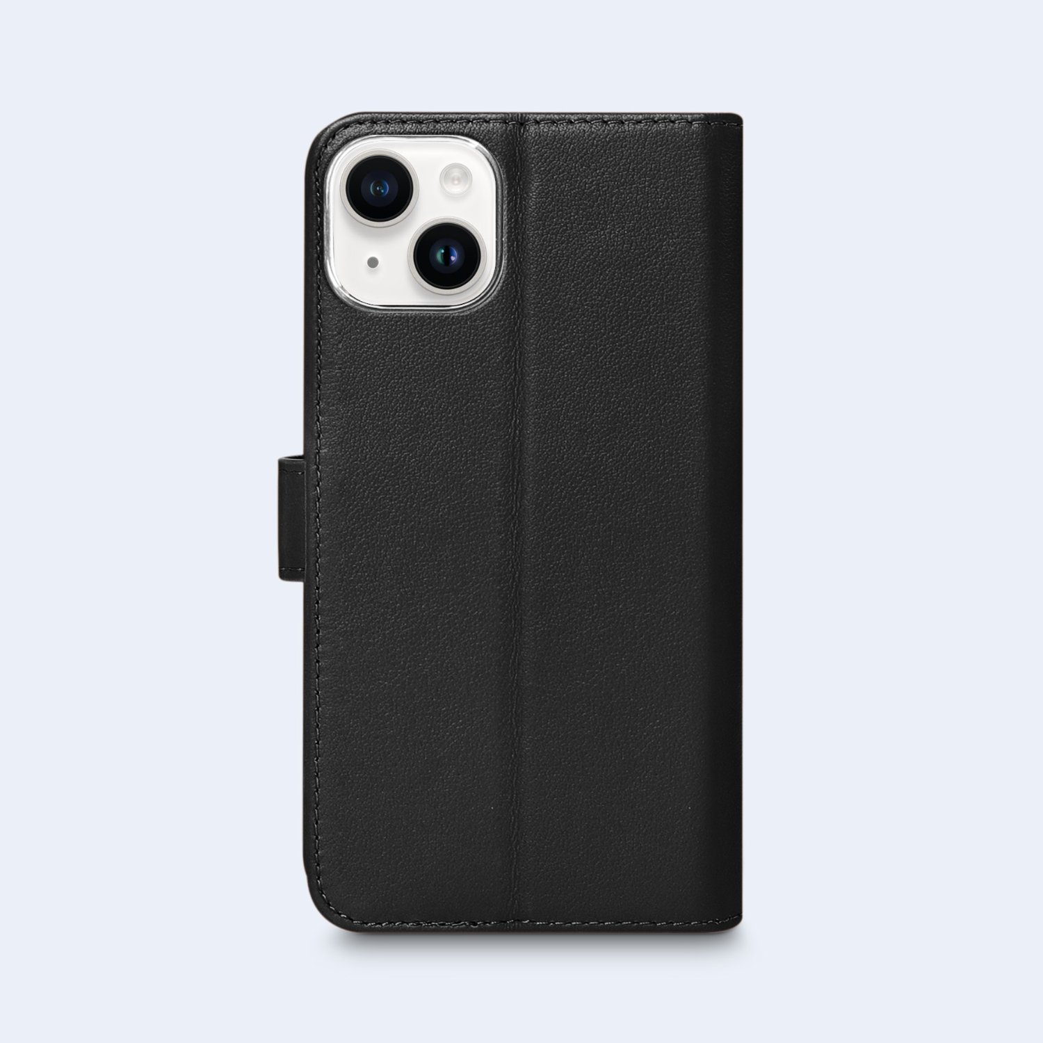 Zwarte leren telefoonhoes met zichtbare camera. De hoes is gesloten en op een lichte achtergrond.