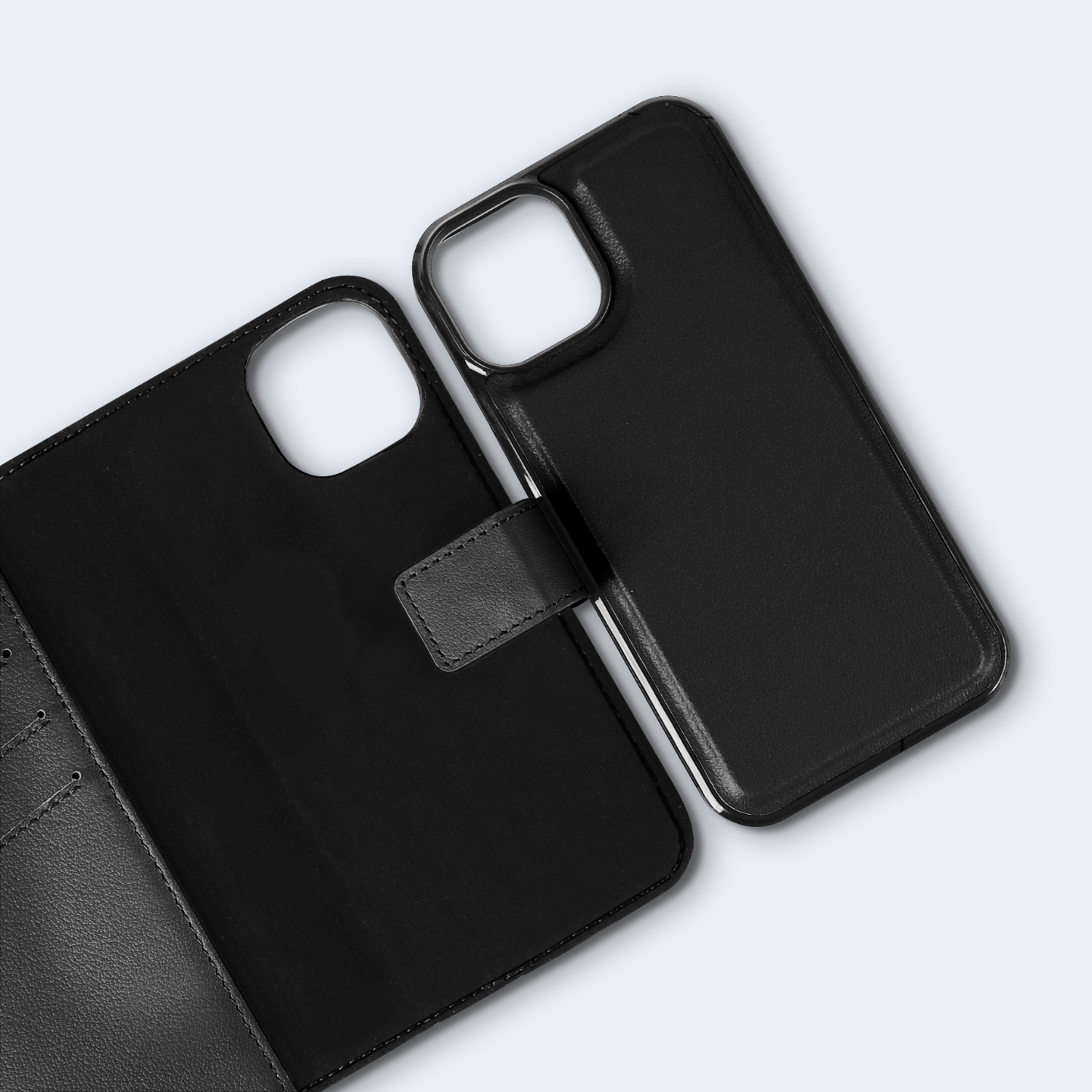 Twee zwarte telefoonhoesjes, één open met interieur, de andere gesloten.