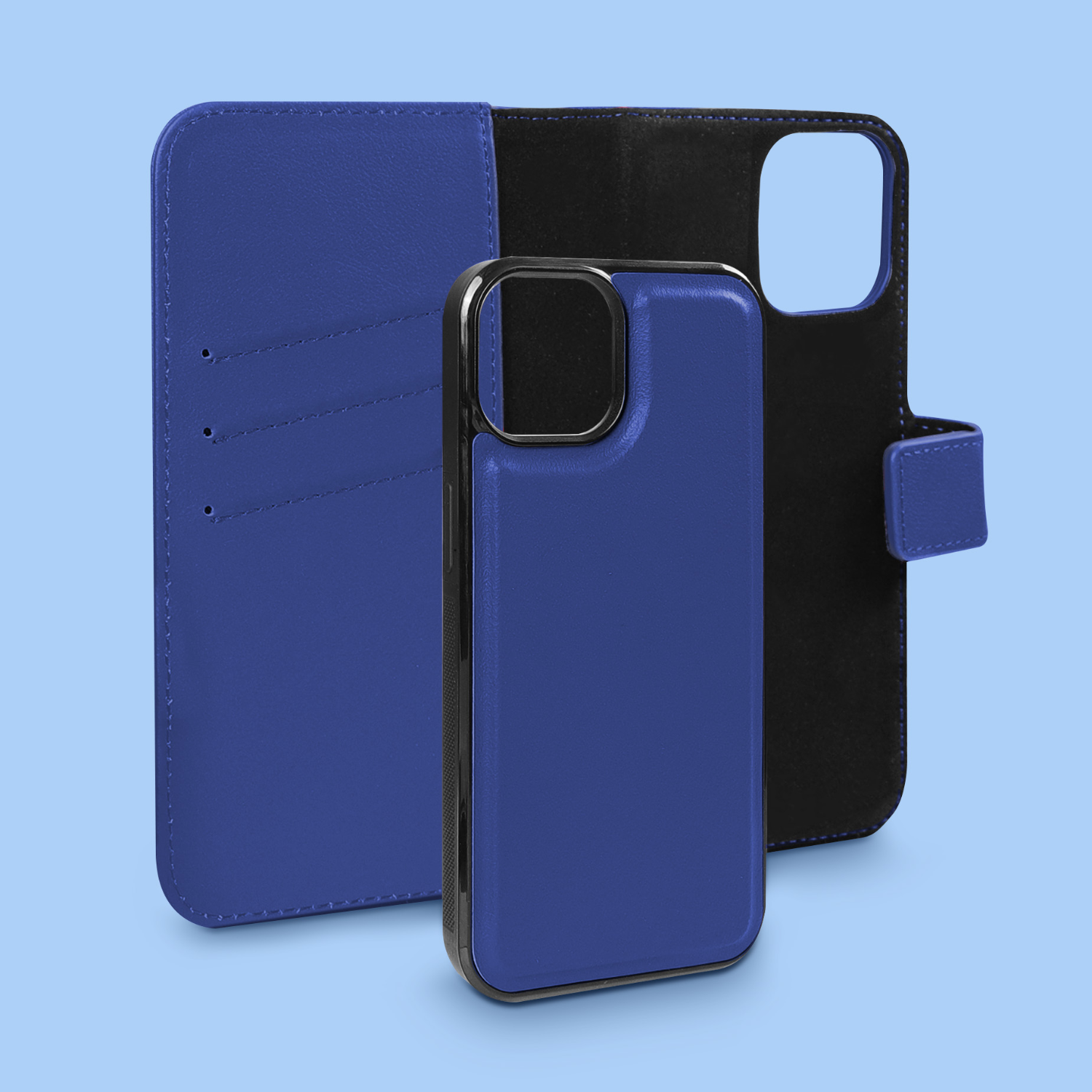 Blauwe telefoonhoes, zwart interieur, open. Lichtblauwe achtergrond.