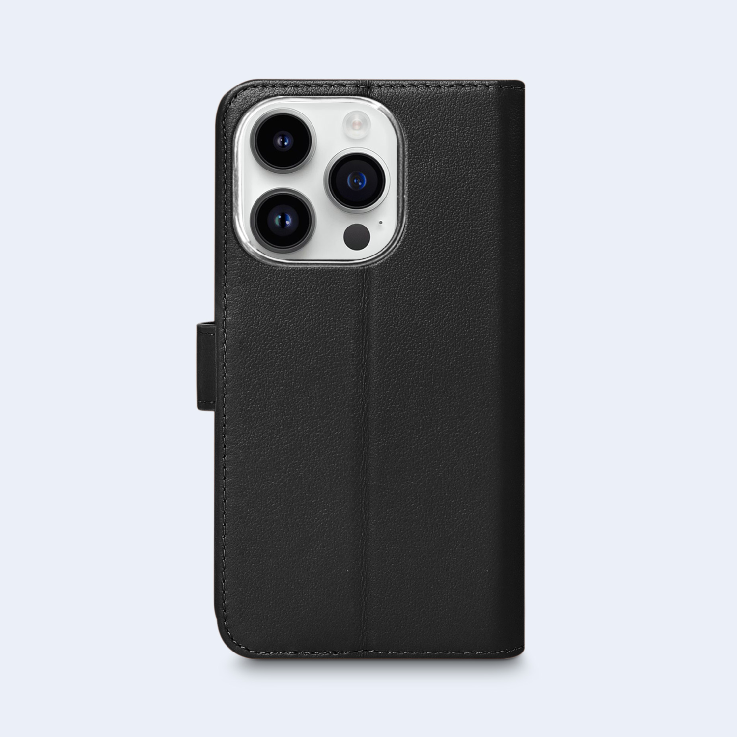 Zwarte telefoonhoes met een kaarthouder. Het heeft een camera-uitsparing en een magnetische sluiting.