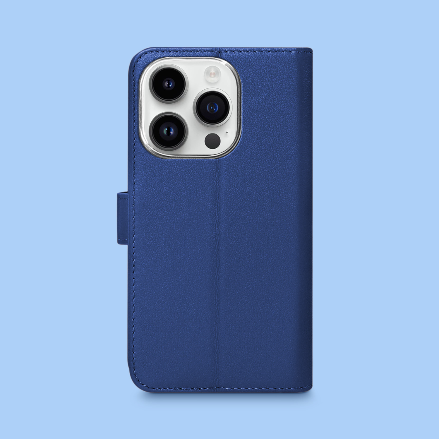 Blauwe leren telefoonhoes met telefoon. Gesloten, met magnetische sluiting.