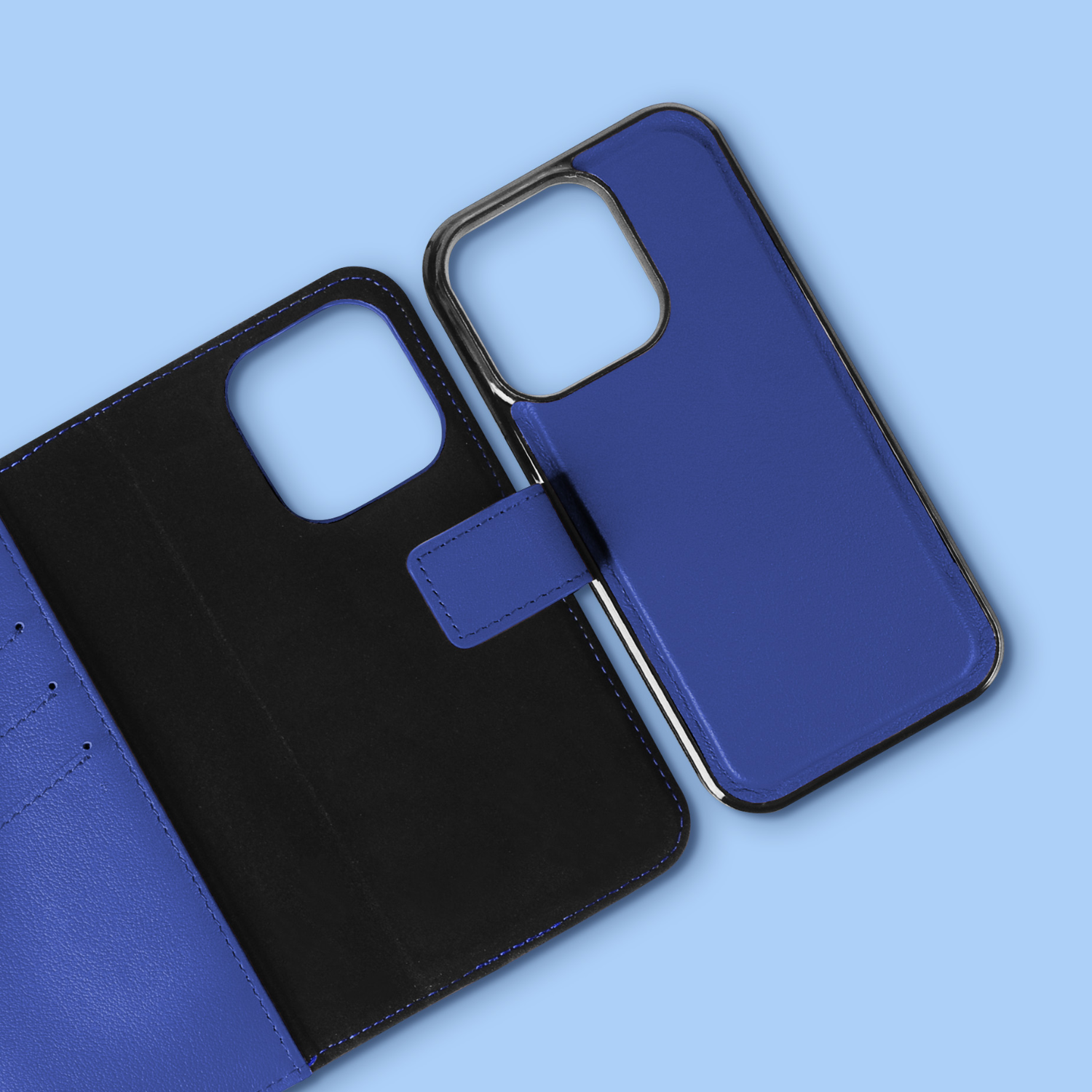 Blauwe telefoonhoes open, met zwart interieur en een blauwe buitenkant. Lichtblauwe achtergrond.