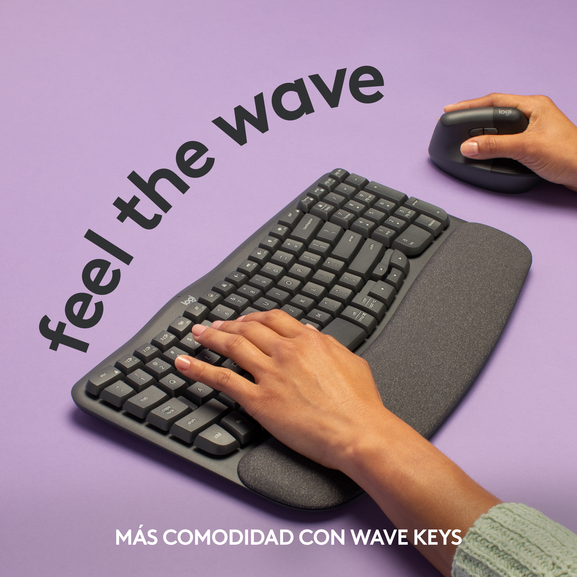 Una persona usando un teclado y ratón Logitech Wave sobre un fondo morado.