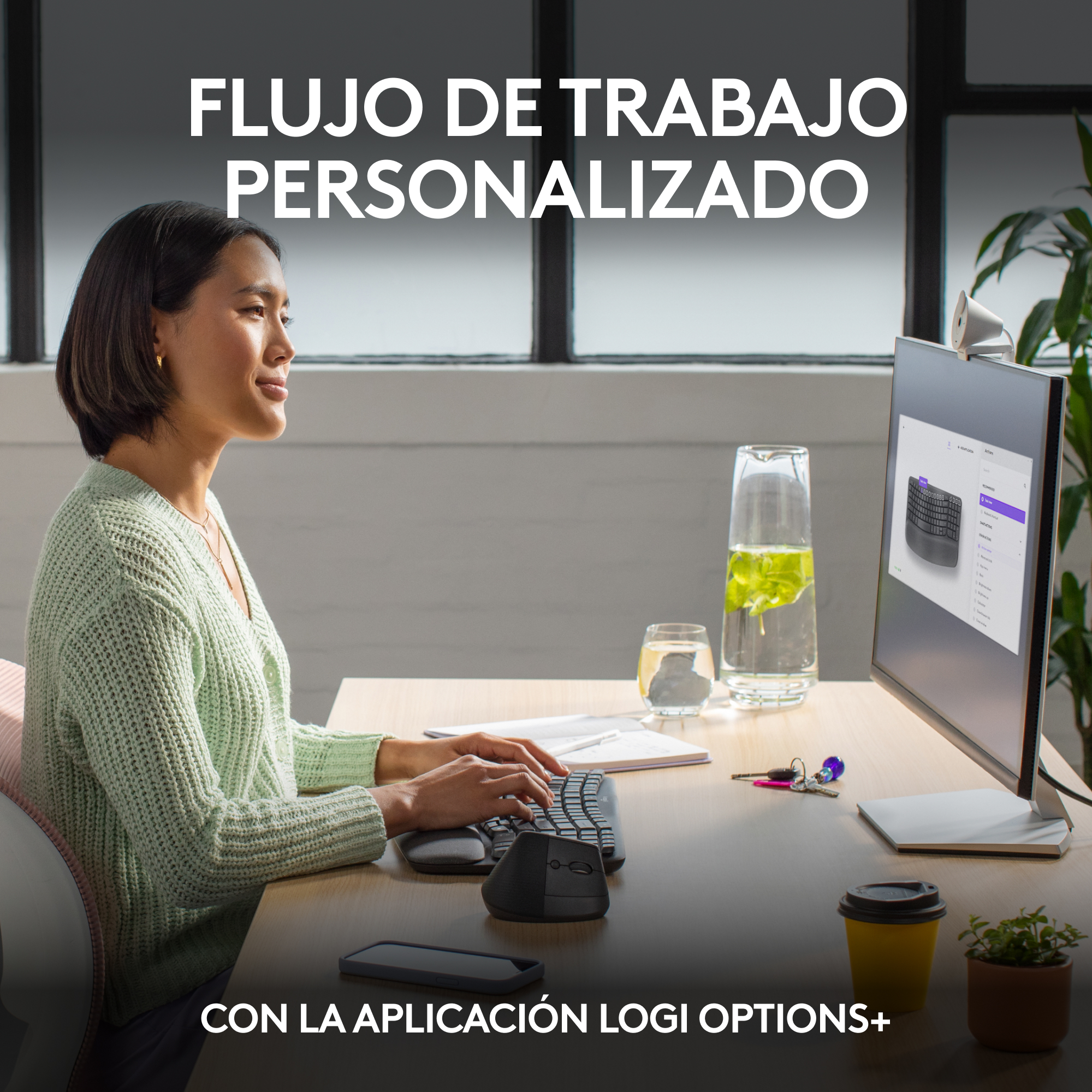 Mujer trabajando en una computadora, el texto de arriba dice, flujo de trabajo personalizado.