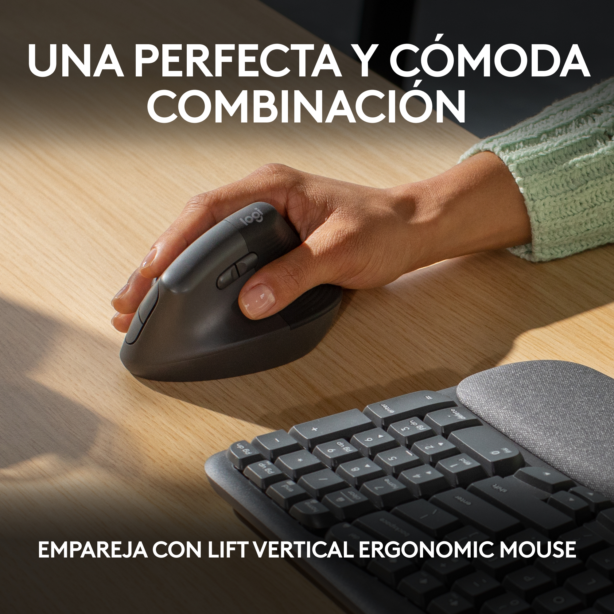 La mano de una persona sosteniendo un ratón ergonómico vertical.