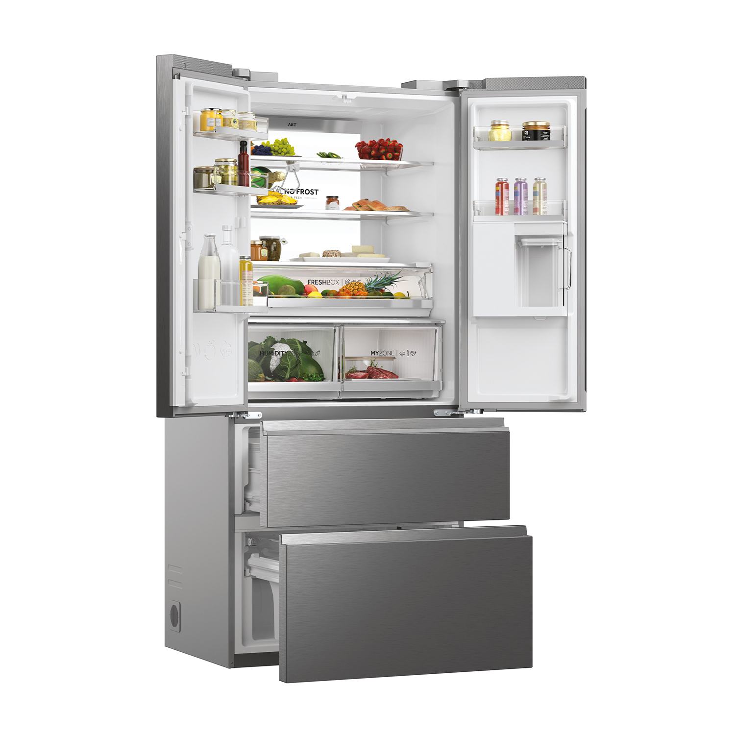 Frigorifero in acciaio inox con porte aperte. Ripiani con alimenti. Due cassetti inferiori aperti.