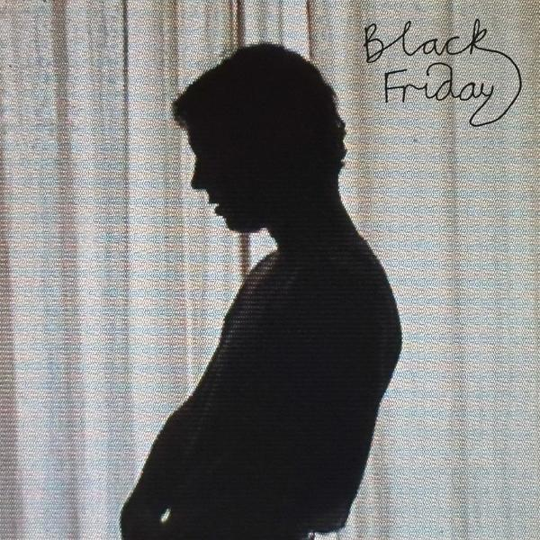 Silhouette eines Mannes vor Vorhang mit 'Black Friday' Text.
