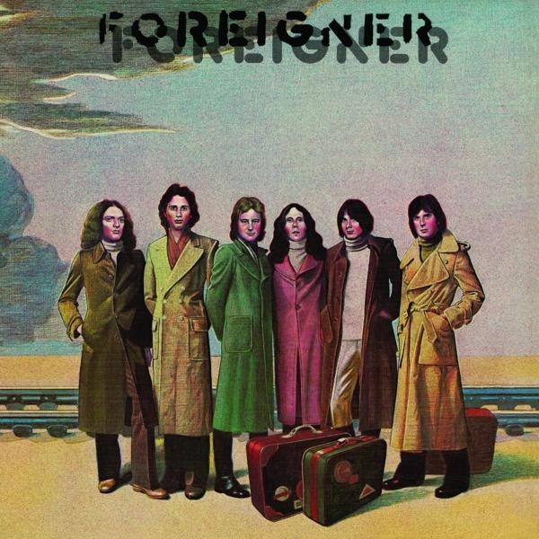 Albumcover mit Bandmitgliedern. Die Band heißt 'Foregner', und das Bild zeigt sie vor einer Bahngleis.