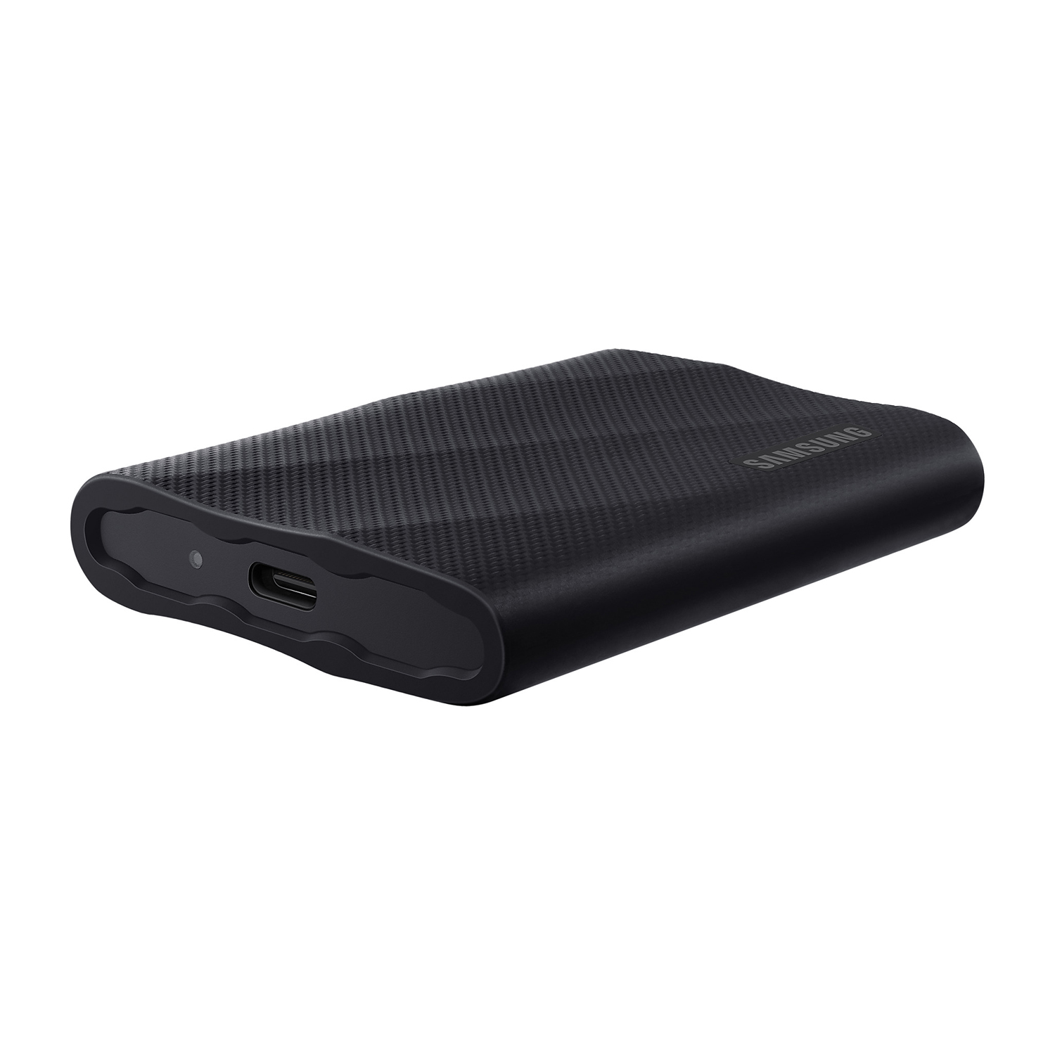 Un disco rigido portatile nero, strutturato, con una porta USB-C, isolato su bianco.