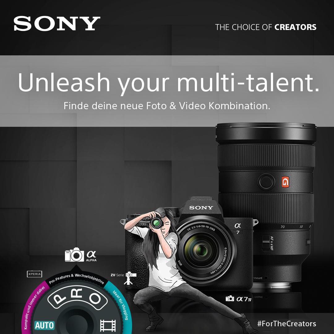 Sony Kamera-Anzeige. Eine Person fotografiert mit Kamera und Objektiv. Text und Logos sind vorhanden.