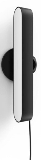 Czarna, prostokątna lampa ścienna Philips Hue, zamontowana na białej ścianie, z czarnym przewodem zasilającym.