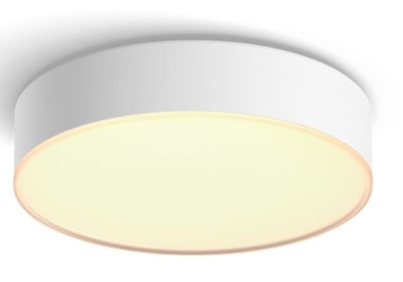Białe, okrągłe światło sufitowe, montowane na równi. Emituje ciepłą, miękką poświatę ze środka.