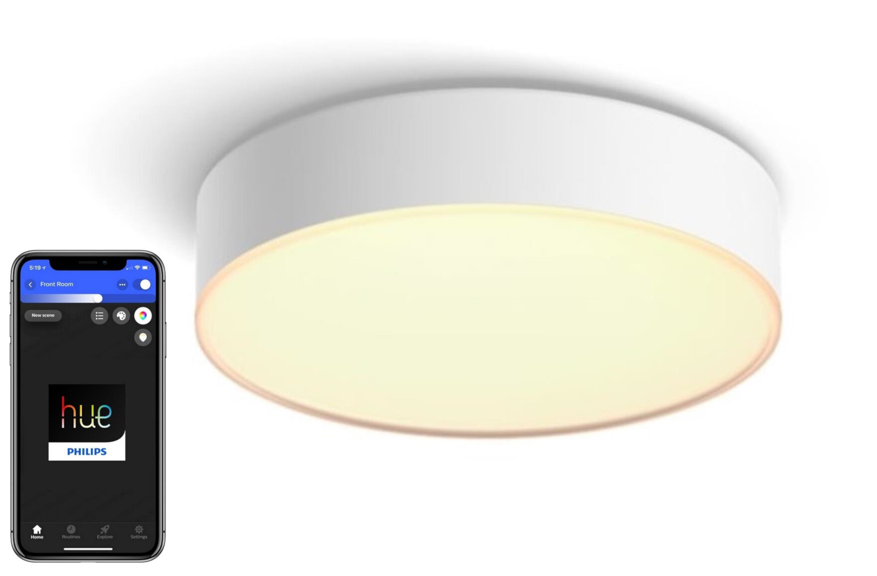 Biała lampa sufitowa ze smartfonem wyświetlającym aplikację, białe tło.