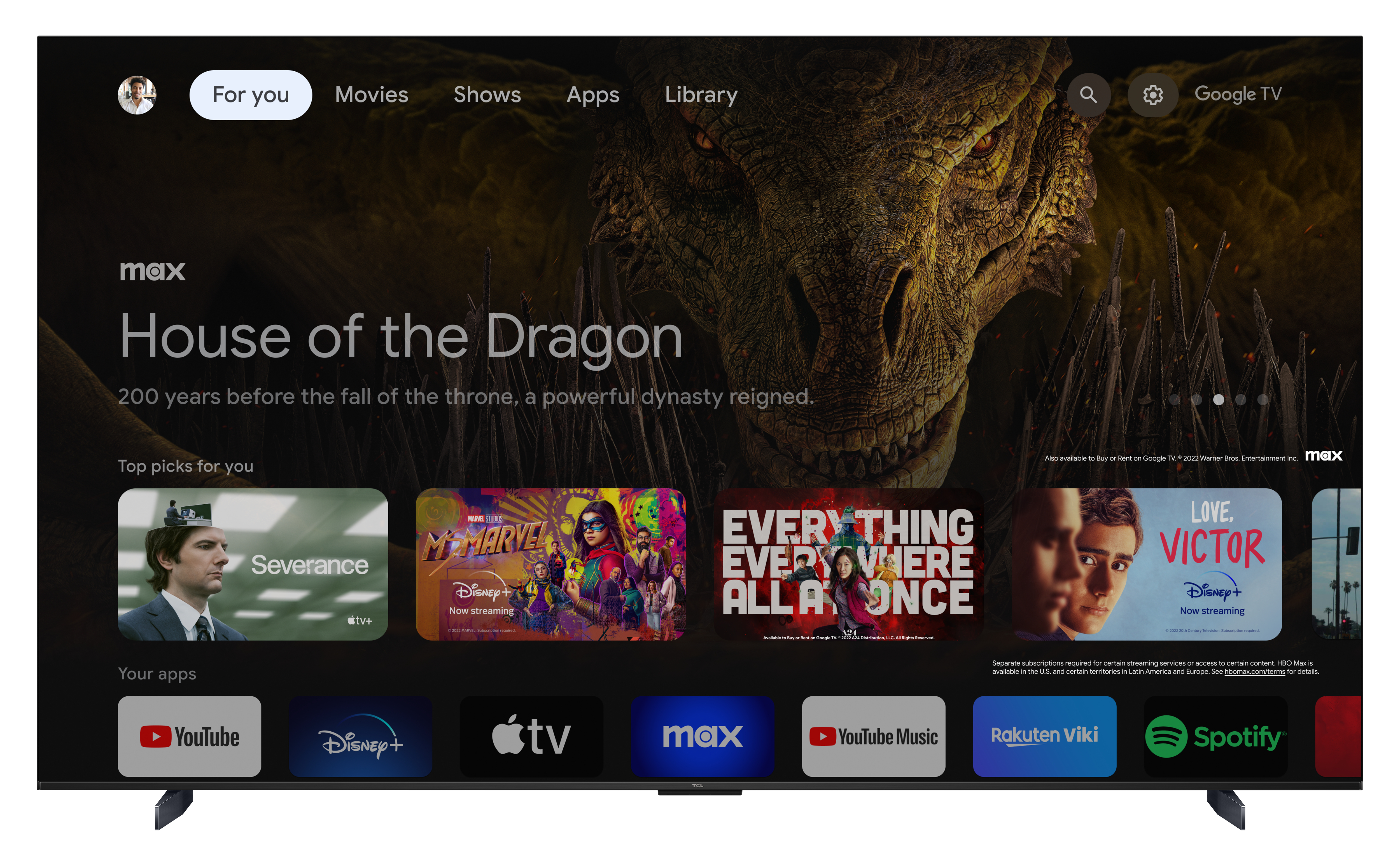 Ein großer Fernsehbildschirm zeigt die Serie 'House of the Dragon' mit Elementen der Benutzeroberfläche.