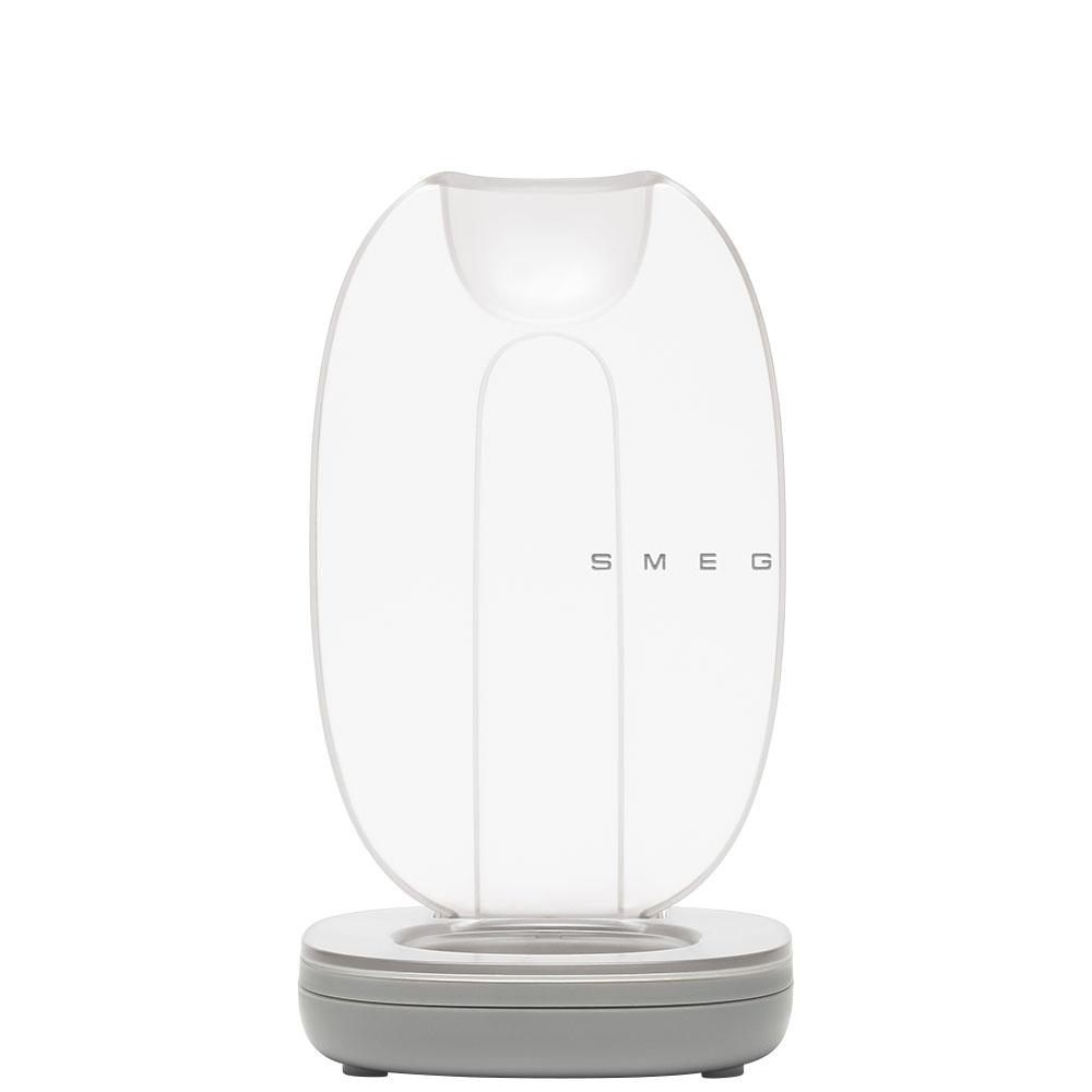 Ein transparentes, ovales Smeg-Gerät auf weißer Basis.