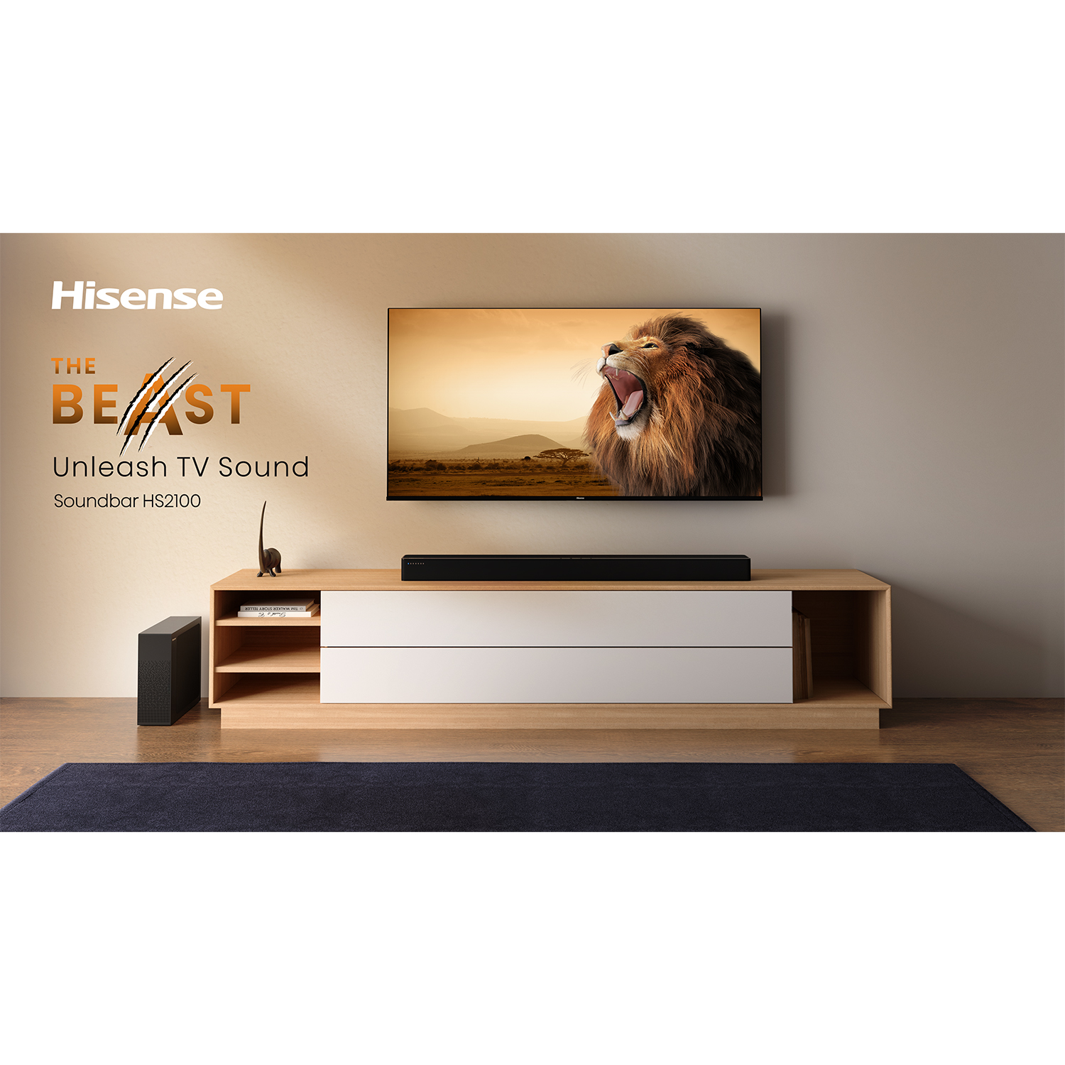 Viene mostrata una TV con una soundbar e un subwoofer su un supporto in legno.