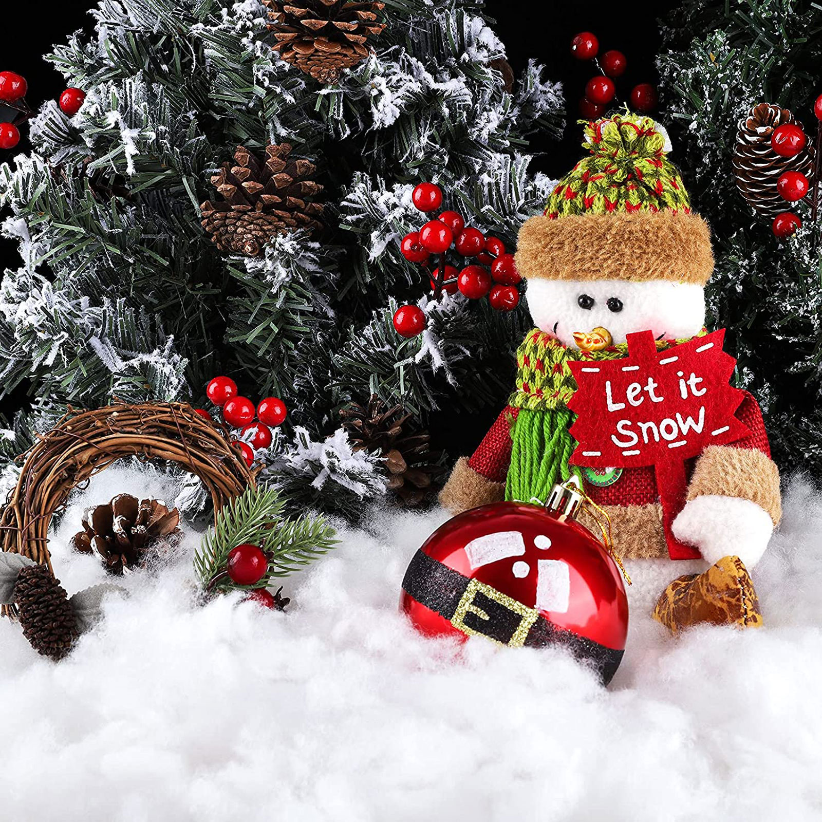 Karácsonyi jelenet hóemberrel, 'Let it Snow' felirattal és piros dísz.