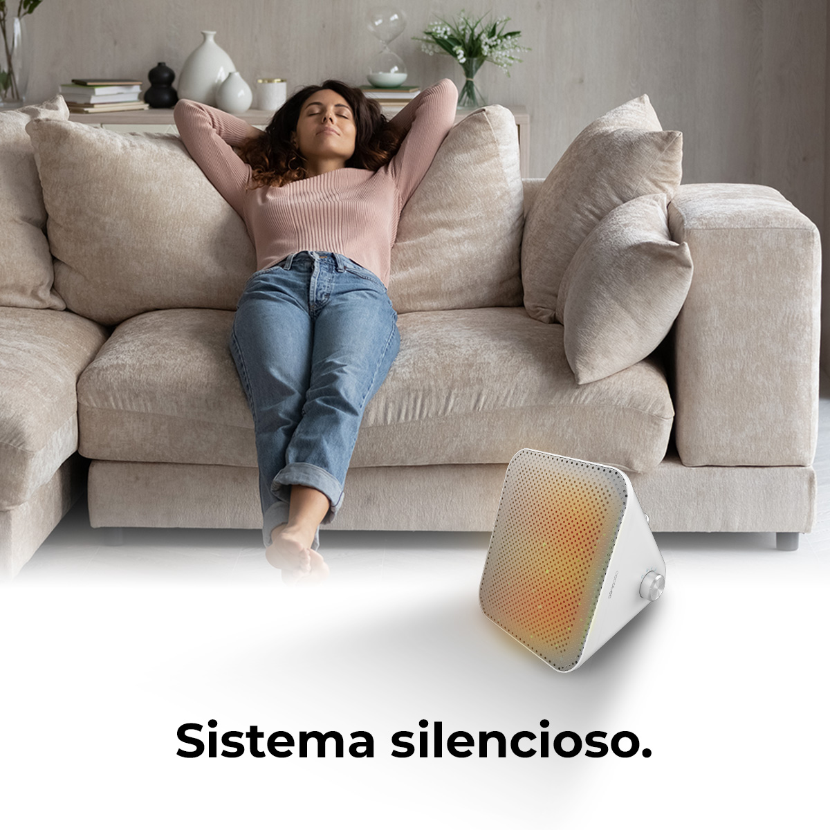 Una mujer se relaja en un sofá beige, con un pequeño calefactor blanco en primer plano. El texto "Sistema silencioso".