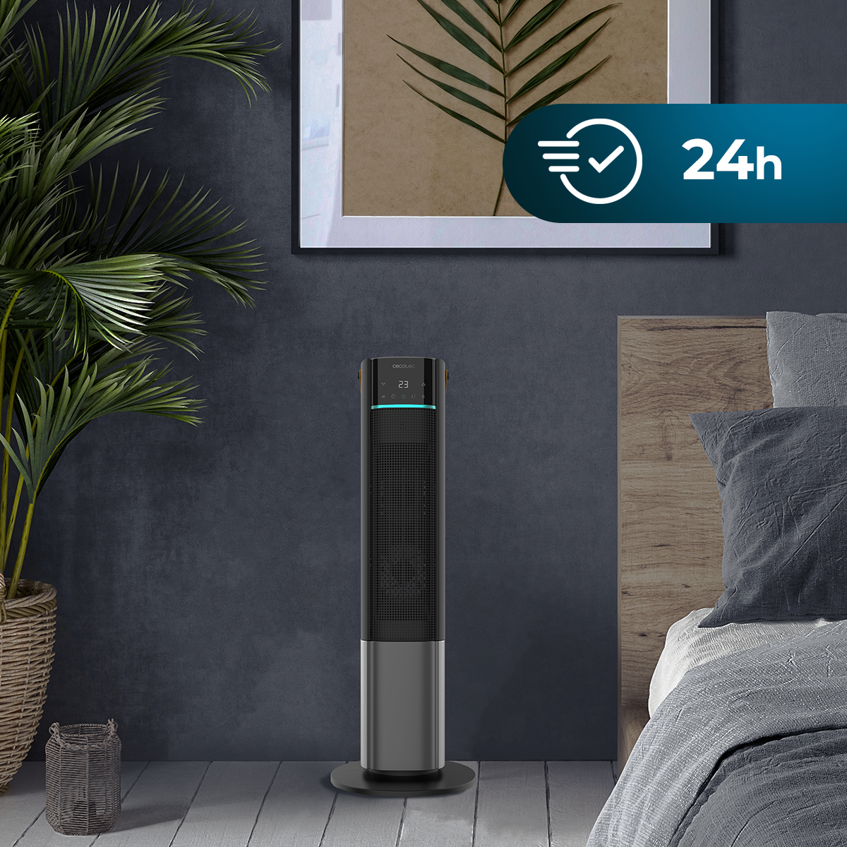 Un ventilador negro y plateado con pantalla digital, cerca de una cama.