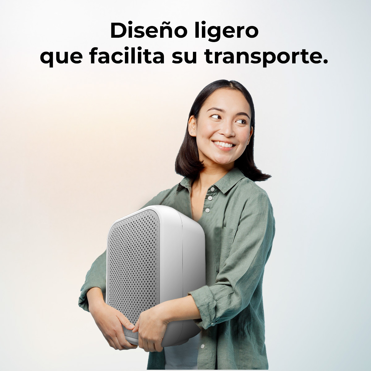 Mujer sosteniendo un purificador de aire blanco, sonriendo. Texto: Diseño ligero que facilita su transporte.