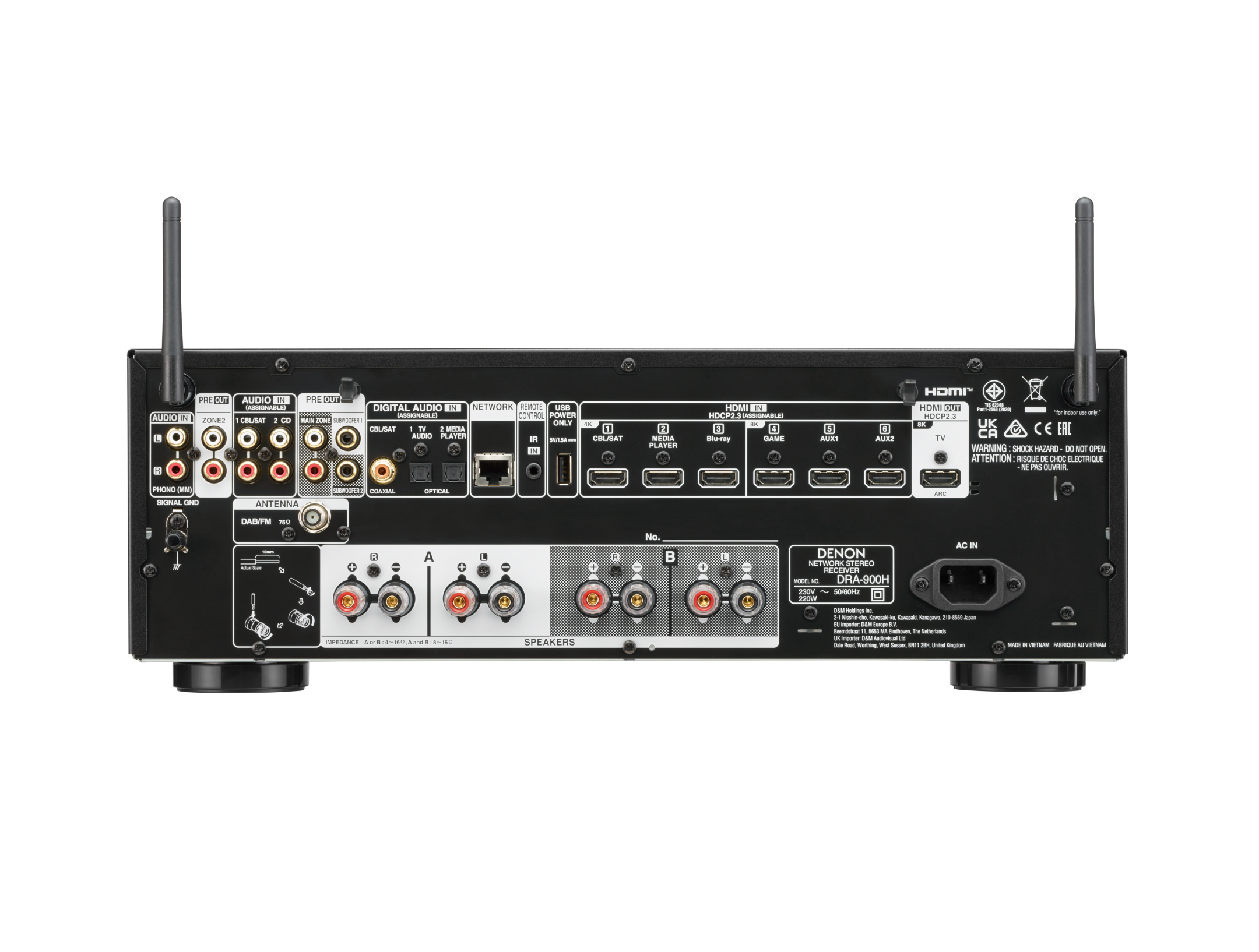 Die Rückseite eines schwarzen Denon-Receivers mit mehreren Anschlüssen. Schwarzer Hintergrund.