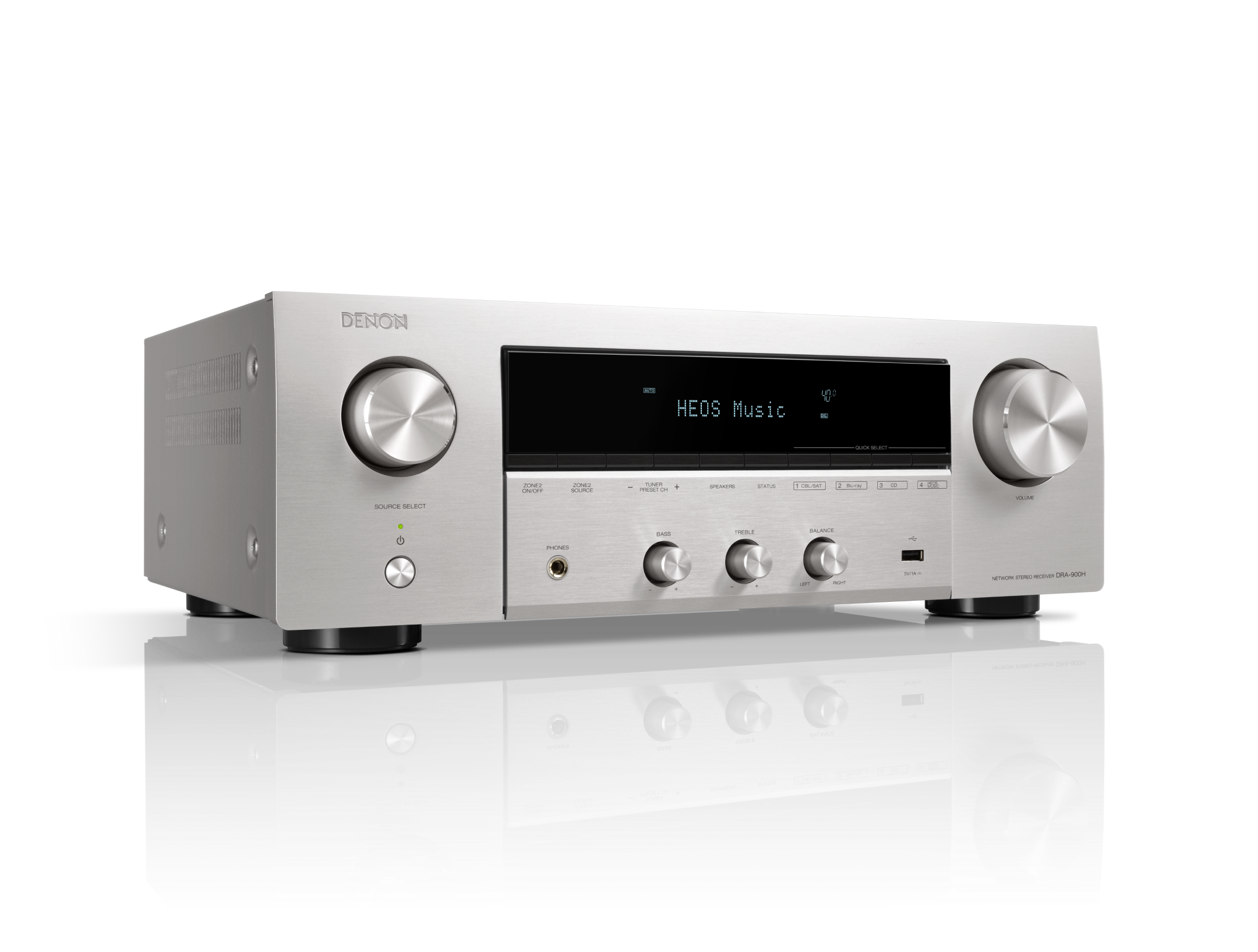 Ein silberner Denon Stereo-Receiver mit Display und Bedienelementen. Der Hintergrund ist schwarz mit einer Spiegelung.
