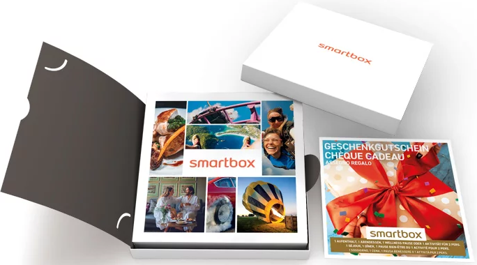 Confezione regalo con logo 'smartbox' e immagini di attività all'interno.