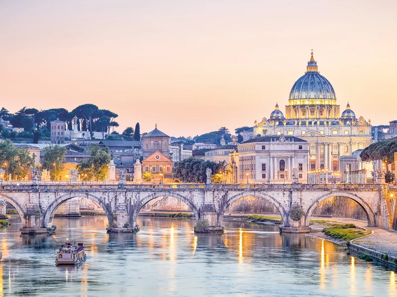 Una vista panoramica dello skyline di Roma con un ponte e una cupola.