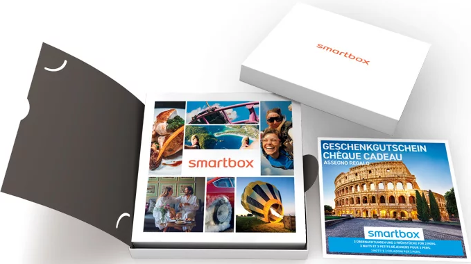 Un set regalo smartbox. Contiene varie immagini e regali con il marchio smartbox.