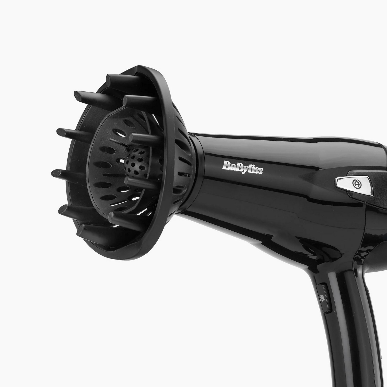 Zwarte Babyliss haardroger met diffuser, op een witte achtergrond.