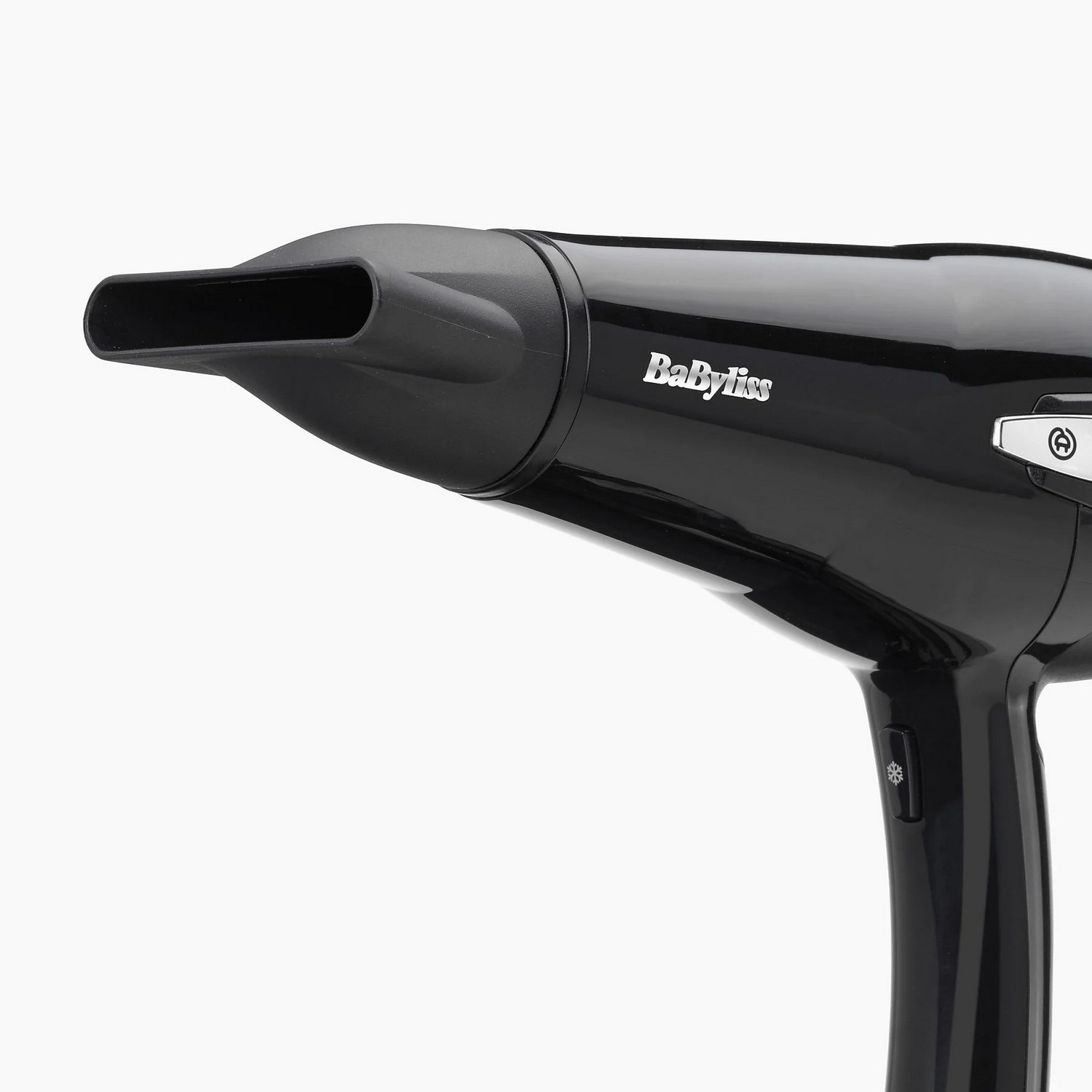 Een zwarte haardroger met een mondstuk. De merknaam 'BaByliss' is zichtbaar aan de zijkant.