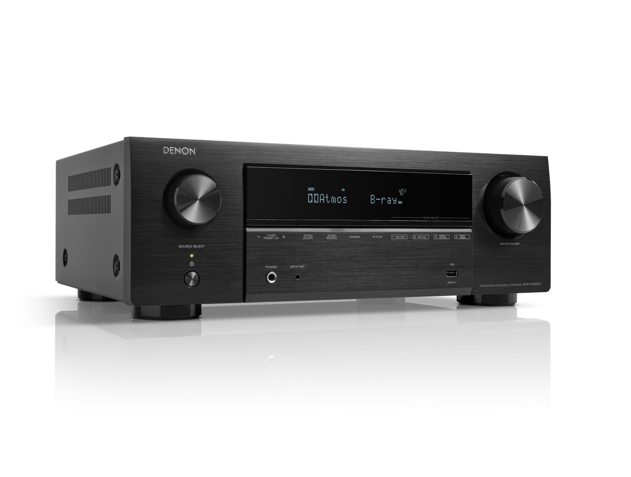 Schwarzer Denon-Receiver, silberne Knöpfe, Display und Tasten, schwarzer Hintergrund.