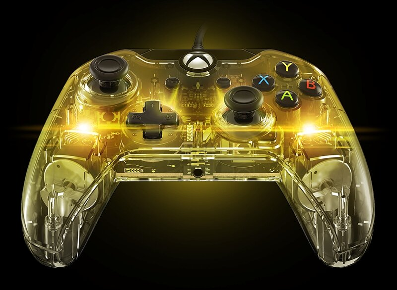 Przezroczysty kontroler Xbox z żółtym oświetleniem wewnętrznym i czarnym tłem.