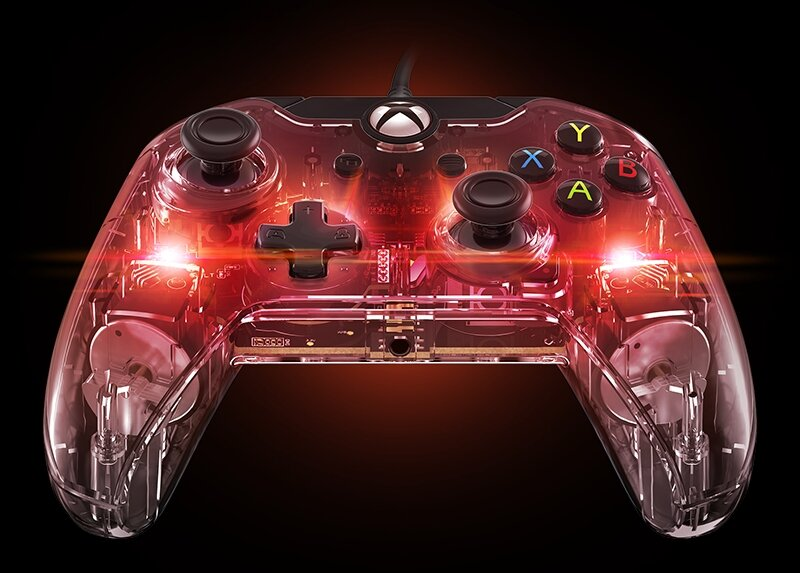 Przezroczysty czerwony kontroler Xbox, podświetlony. Przyciski są dobrze widoczne.
