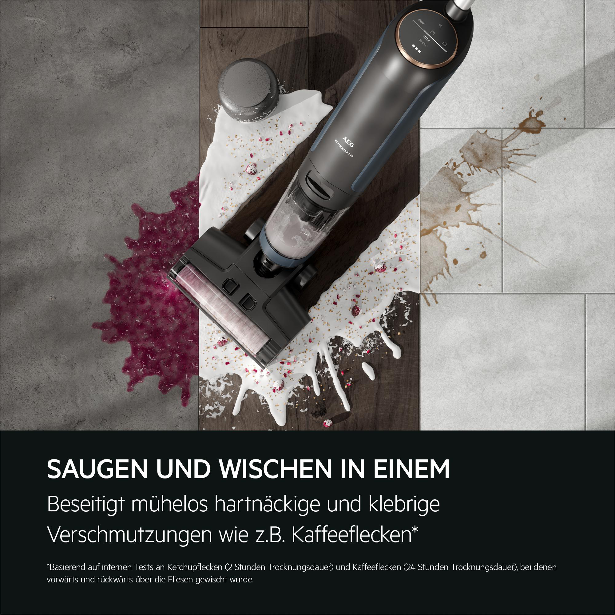 Ein kabelloser Staubsauger reinigt einen Boden mit verschütteter roter Flüssigkeit und weißem Schaum.