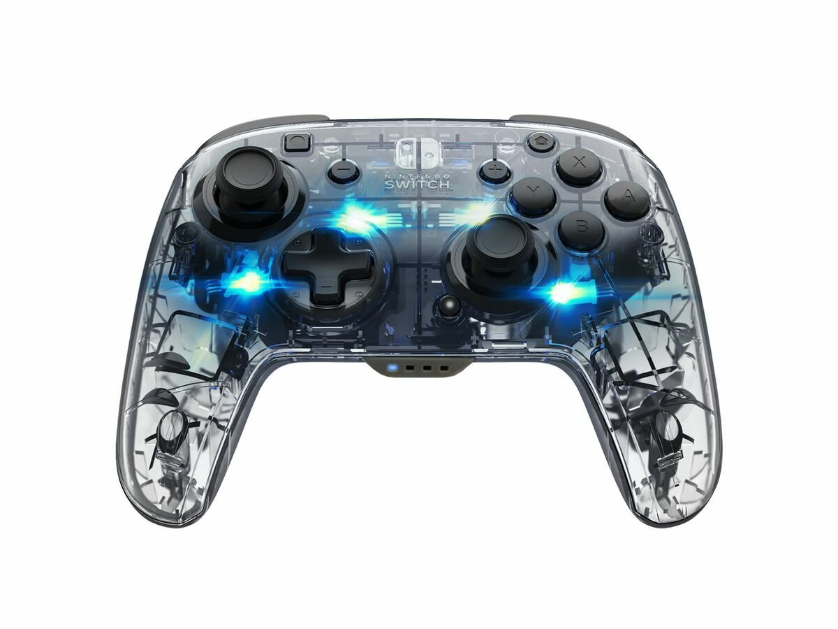 Przezroczysty kontroler Nintendo Switch z niebieskim podświetleniem. Czarne przyciski. Białe tło.