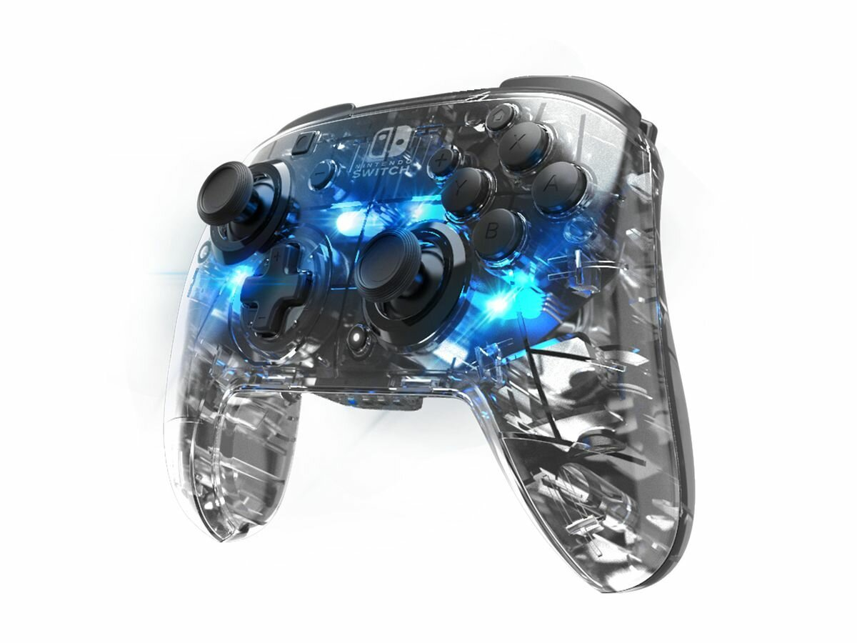 Przezroczysty kontroler Nintendo Switch z niebieskimi światłami. Czarne joysticki i przyciski. Kontroler jest podświetlony.